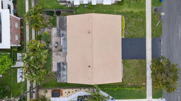 a view of a backyard