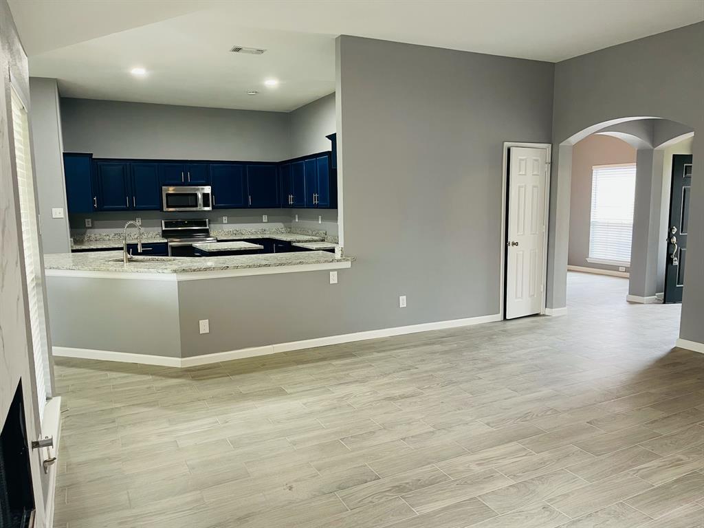 4513 Normandy Way Grand Prairie, TX 75052 - Photo 4 of 40