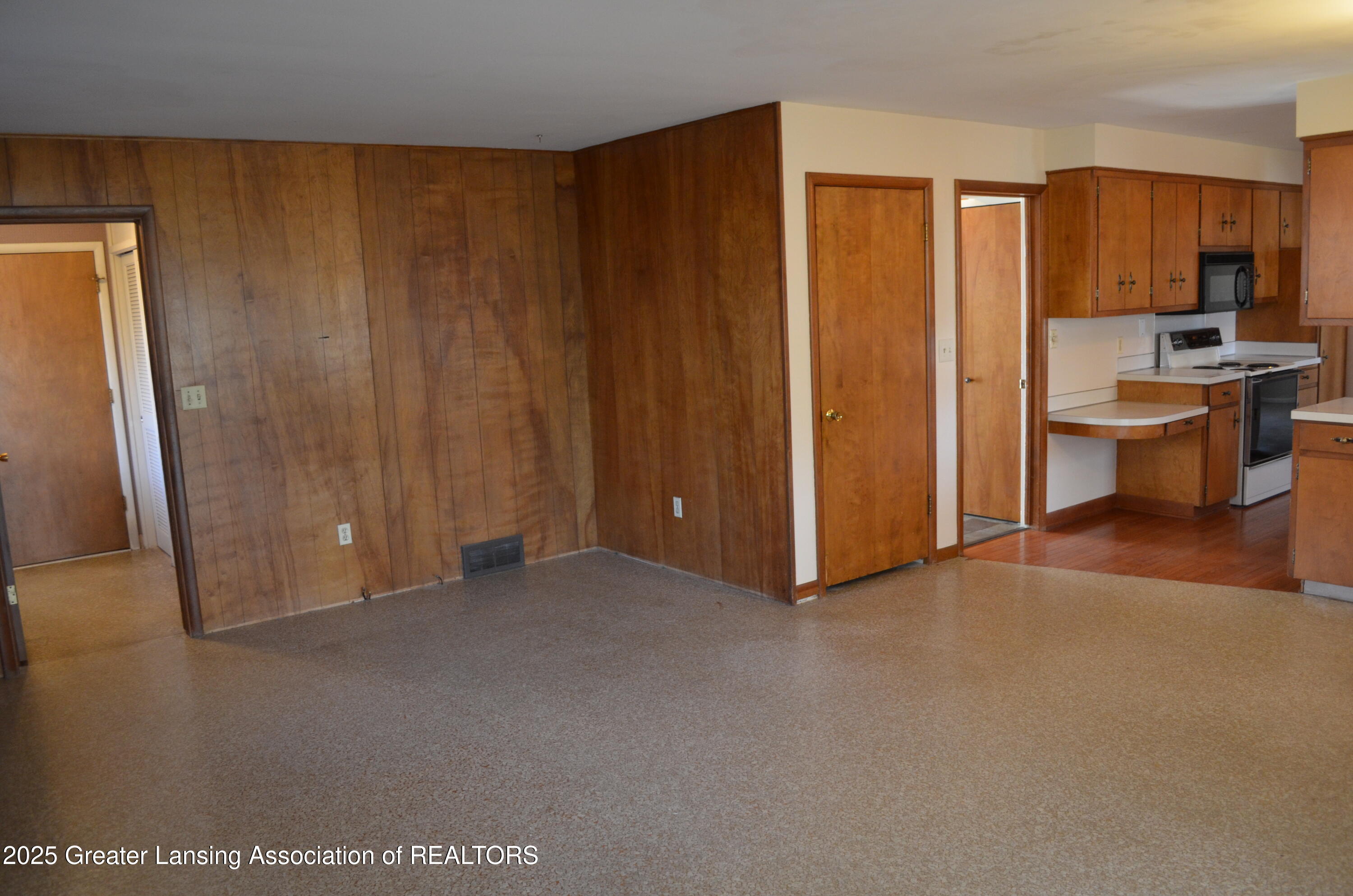 2414 Hampshire Road Lansing, MI 48911 - Photo 11 of 48 DSC_0072