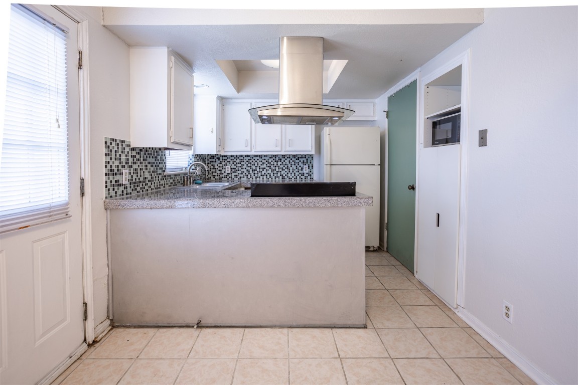 7800 Northcrest Boulevard, Unit 203 Austin, TX 78752 - Photo 10 of 19 a view of a kitchen with white cabinets