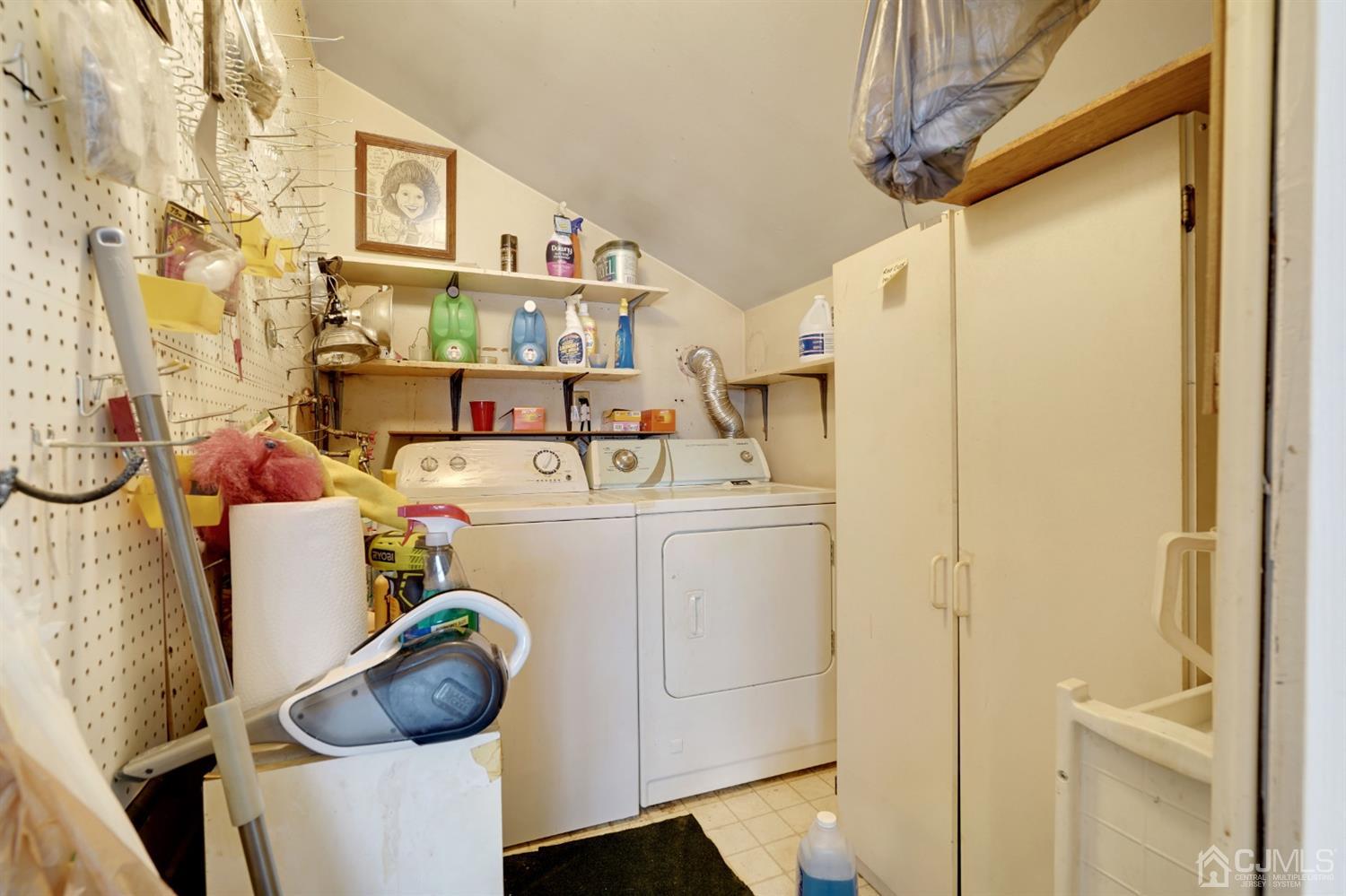27 Raleigh Road Edison, NJ 08817 - Photo 16 of 29 a utility room with dryer and washer