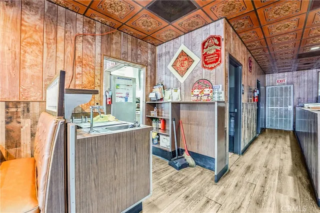 a view of livingroom with furniture