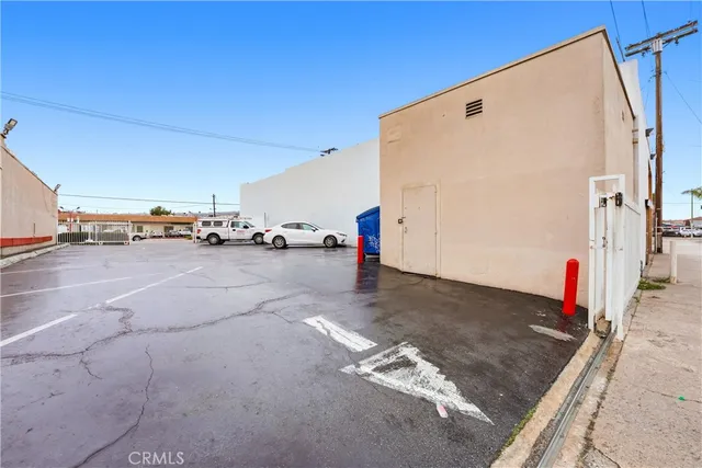 a view of a house with entertaining space
