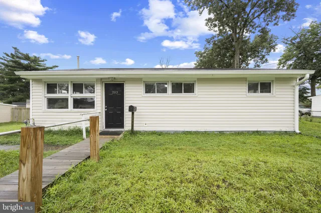 a view of a house with backyard