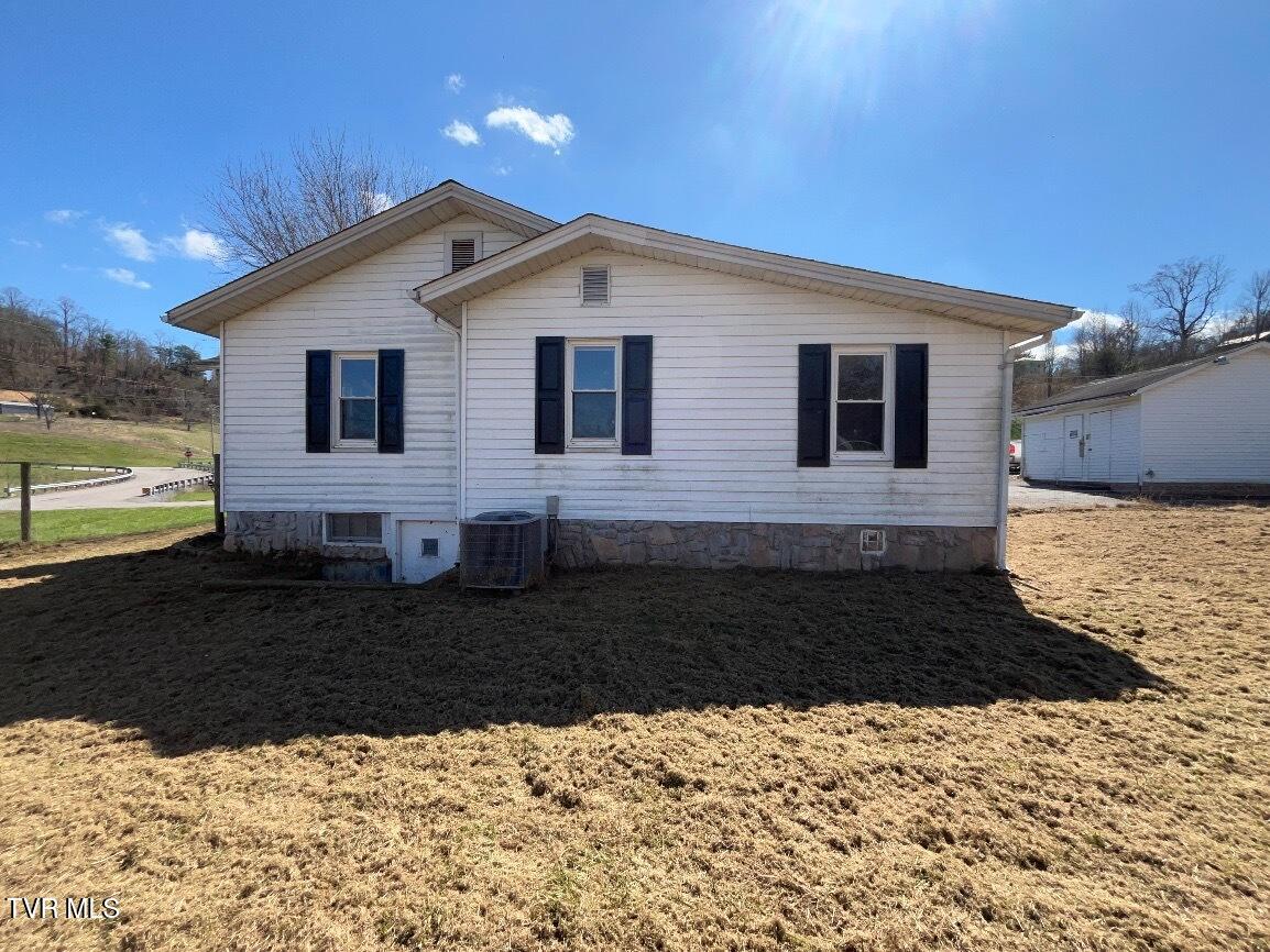 137 Crestview Drive Fall Branch, TN 37656 - Photo 2 of 12 IMG_3878