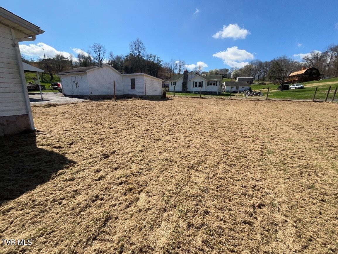 137 Crestview Drive Fall Branch, TN 37656 - Photo 4 of 12 IMG_3877