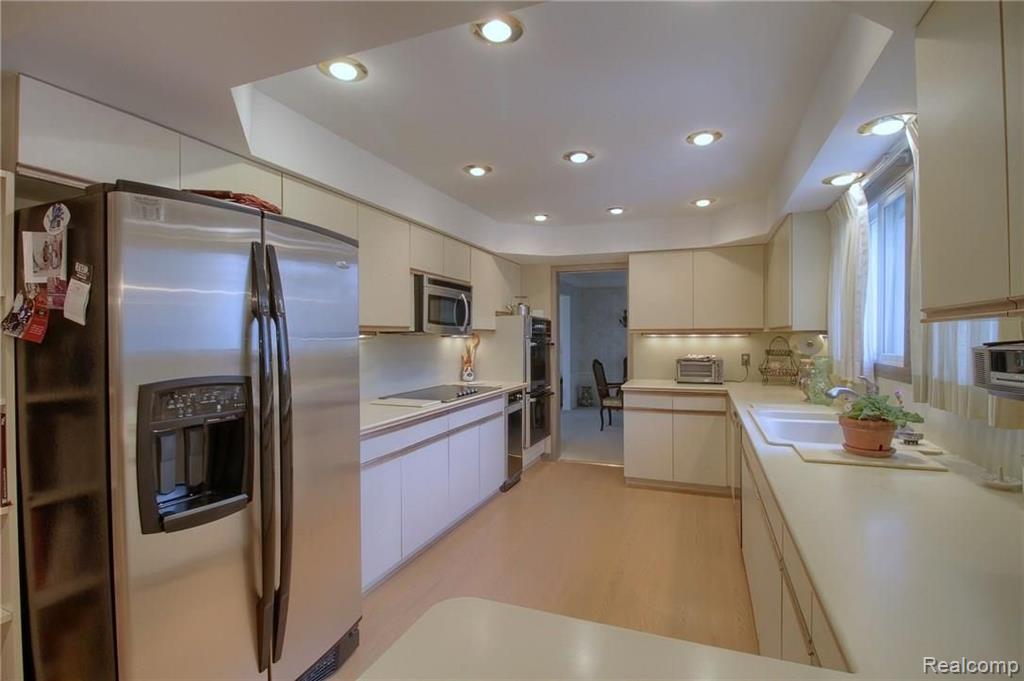 659 North Rosedale Court Grosse Pointe Woods, MI 48236 - Photo 8 of 36