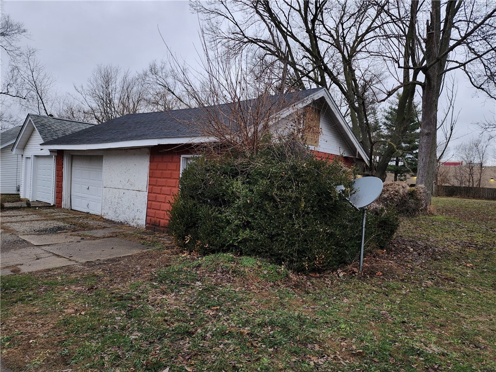 290 East Maryland Heights Road Decatur, IL 62526 - Photo 32 of 35 2 Car garage
