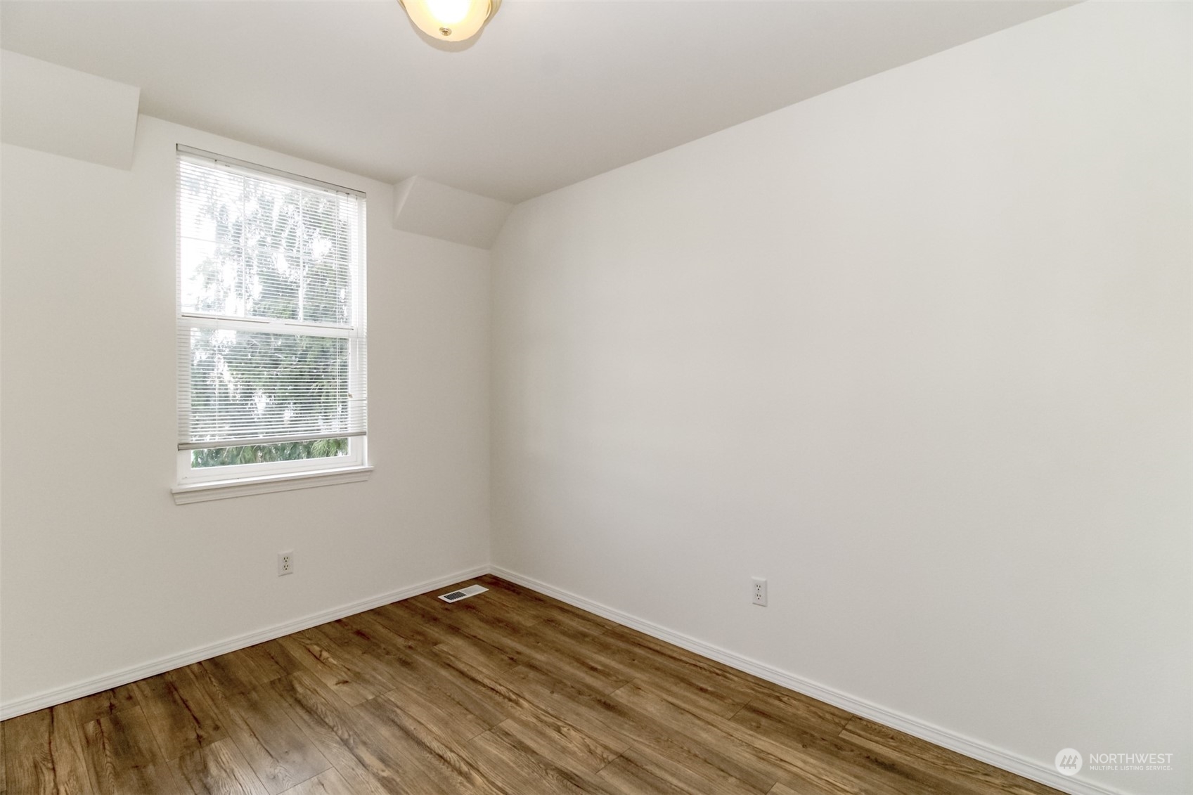 527 Queen Place Northeast Renton, WA 98056 - Photo 6 of 32 Gallery Image 6