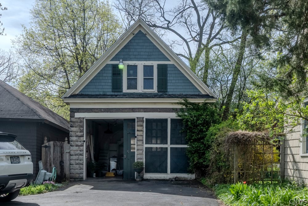 10 Brattle Road Syracuse, NY 13203 - Photo 4 of 34