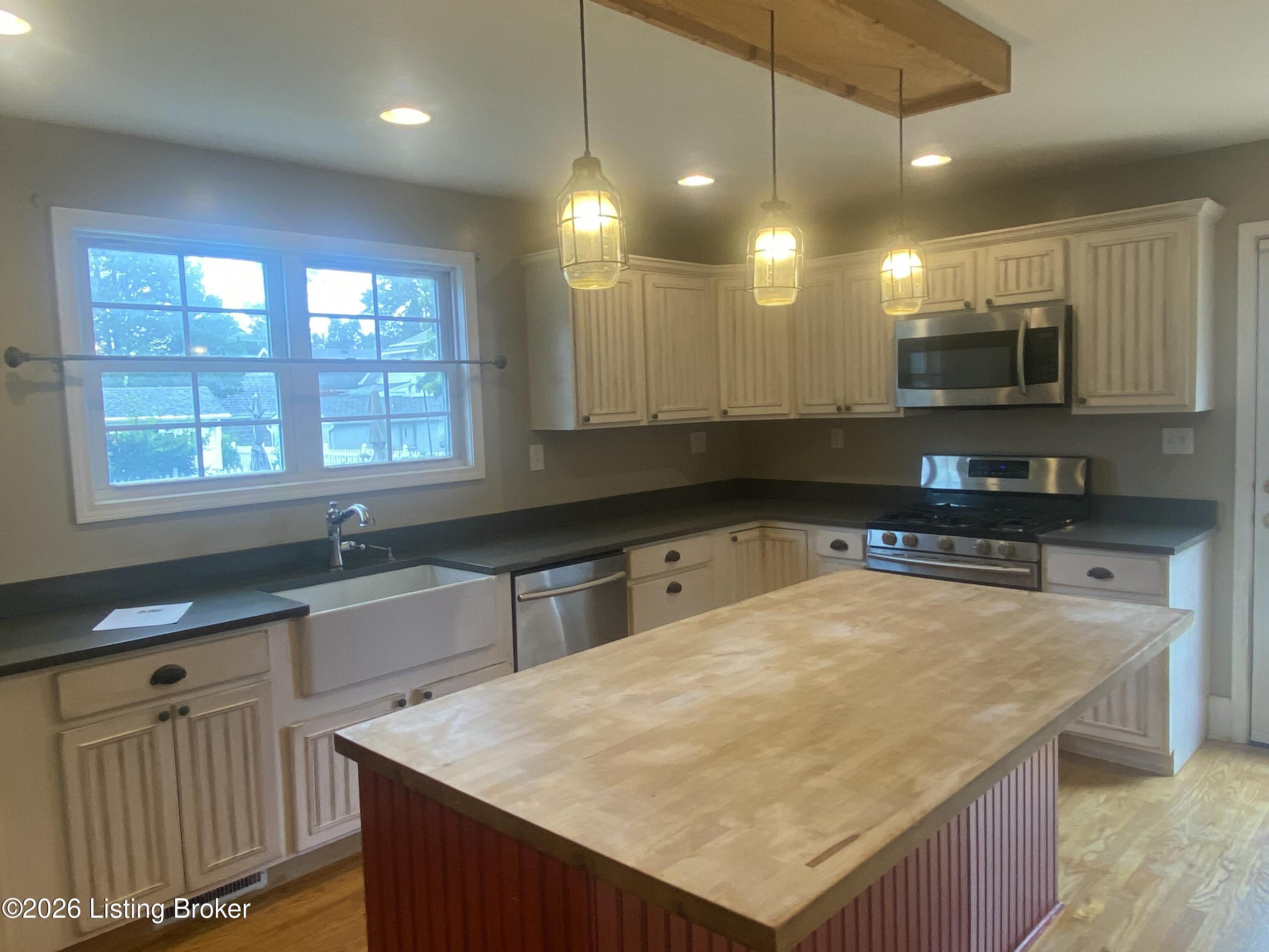 302 Iola Road Louisville, KY 40207 - Photo 6 of 29 IMG_6614