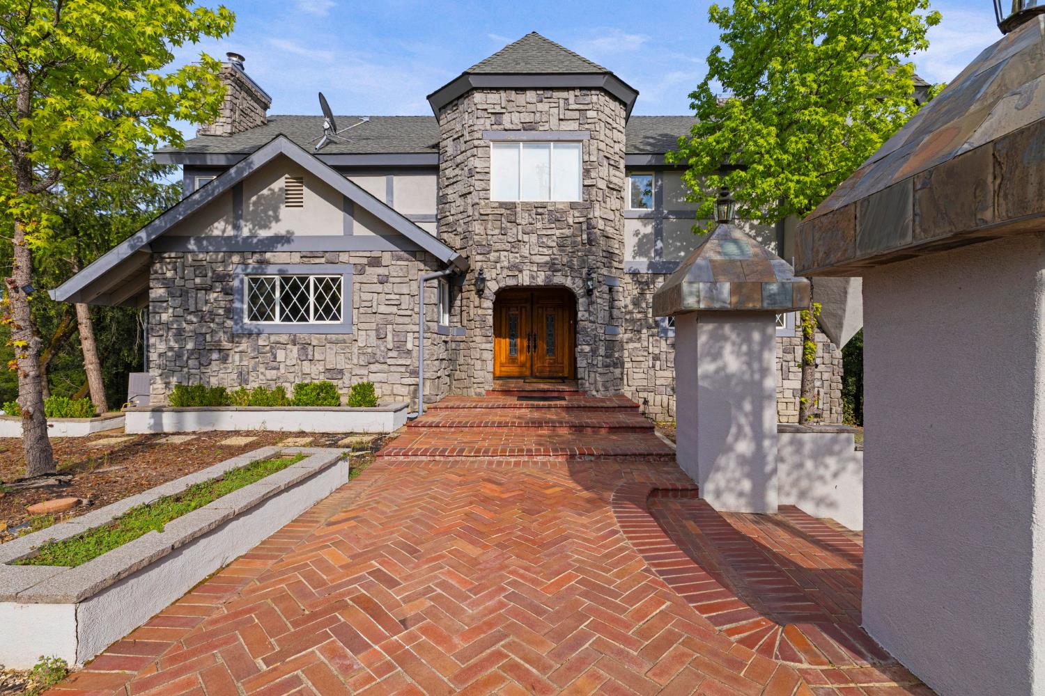 22160 Winchester Way Colfax, CA 95713 - Photo 4 of 84 a front view of a house with a garden
