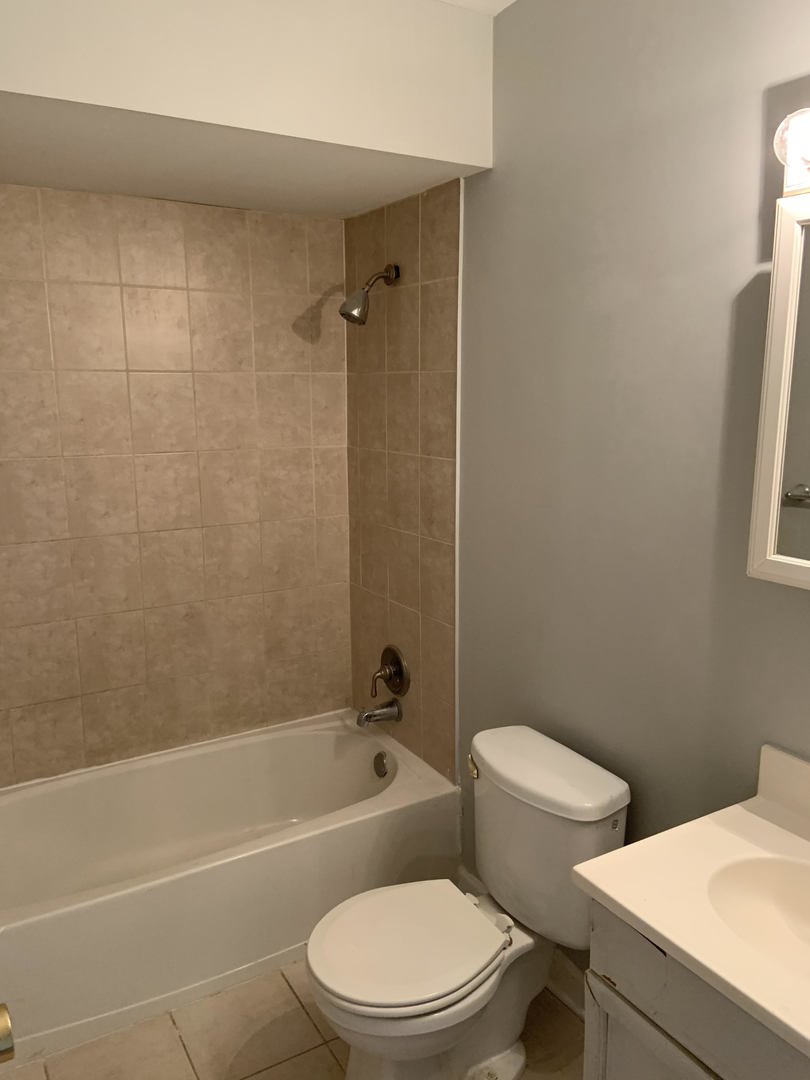 821 Bode Road, Unit 13 Elgin, IL 60120 - Photo 6 of 10