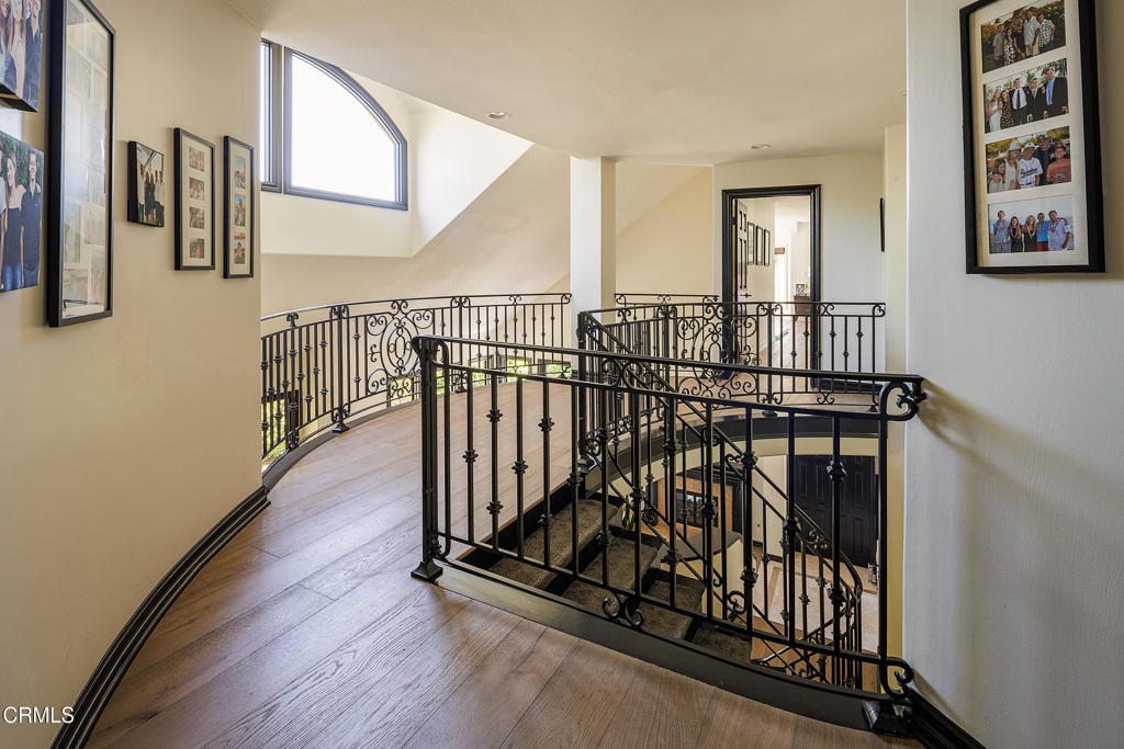 1475 Rutherford Drive Pasadena, CA 91103 - Photo 21 of 53 070c-Upstairs
