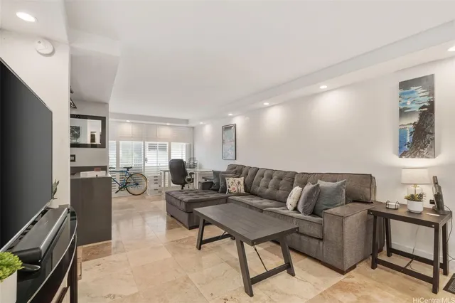 $2,800 | 3027 Pualei Circle, Unit 204, Honolulu, HI 96815