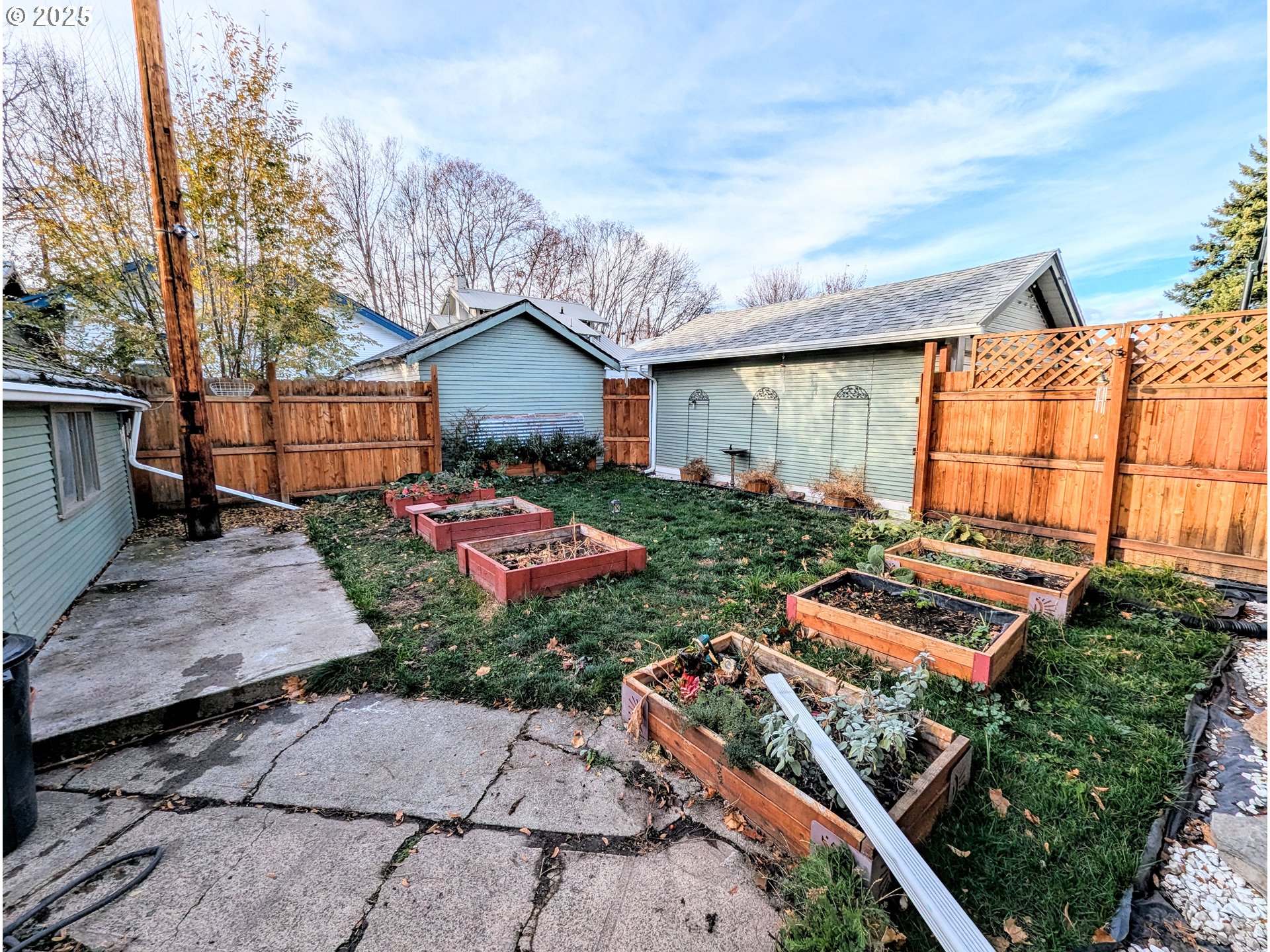 1302 9th Street La Grande, OR 97850 - Photo 15 of 15 a front view of a house with garden
