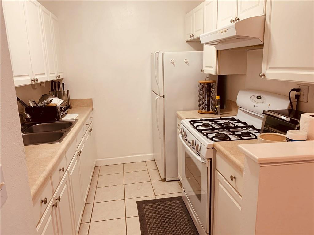 1700 Southwest 16th Court, Unit P6 Gainesville, FL 32608 - Photo 5 of 7 a kitchen with a stove and a refrigerator