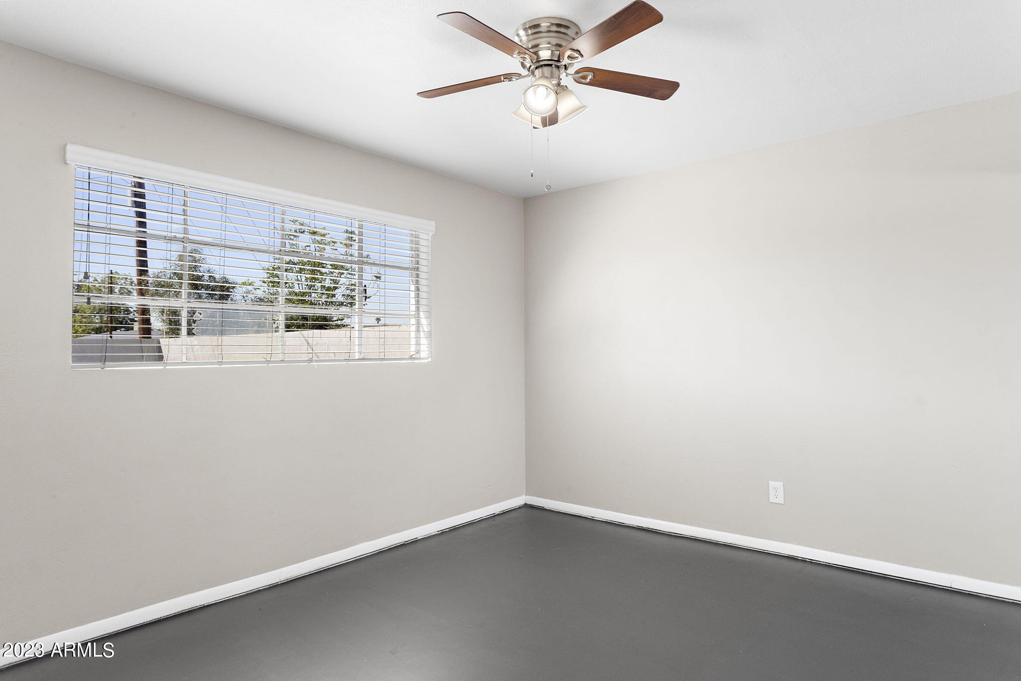 2525 West Freeway Lane Phoenix, AZ 85021 - Photo 17 of 41 an empty room with a window