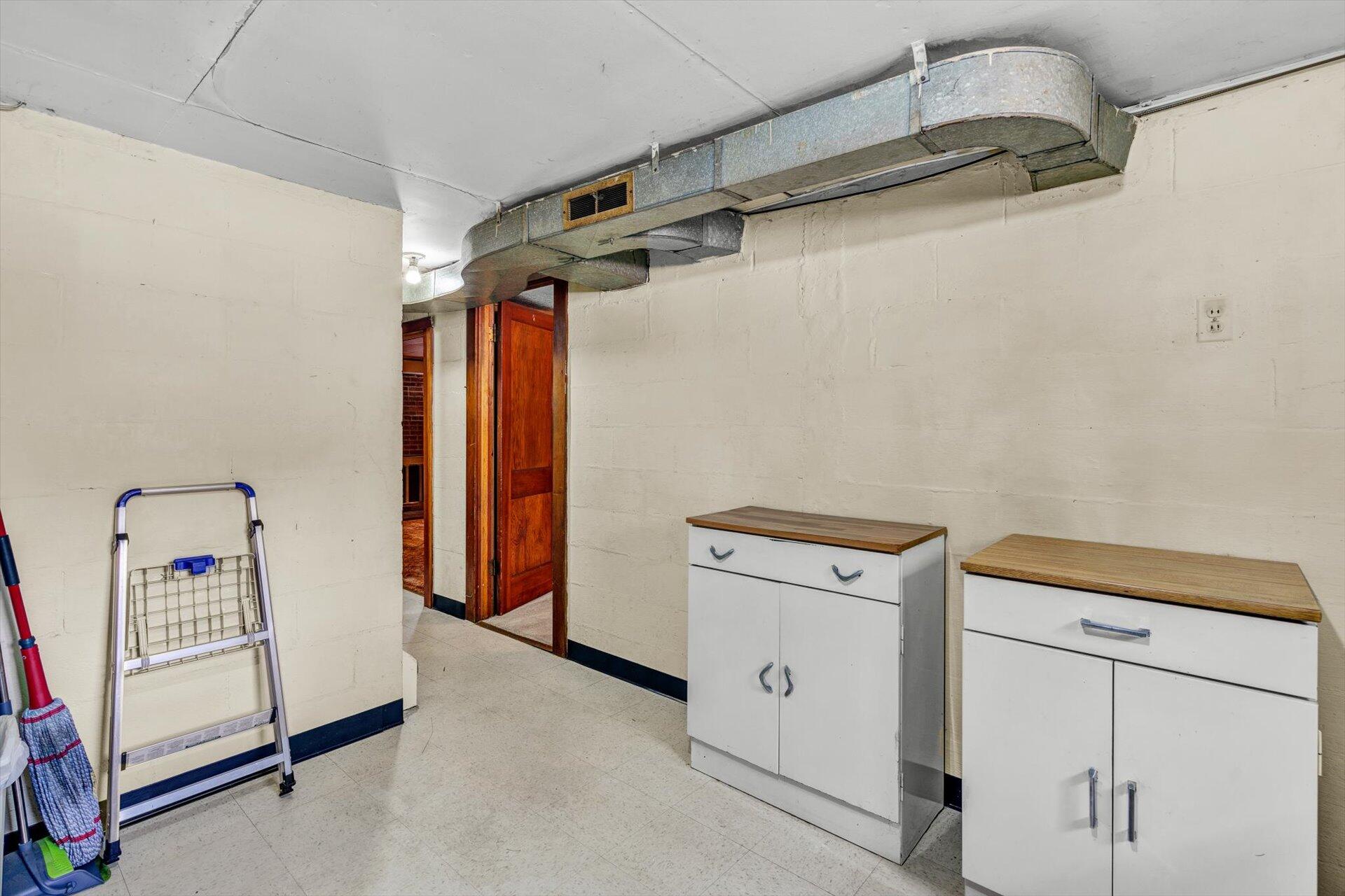 4546 Cowman Road Roanoke, VA 24014 - Photo 19 of 29 a utility room with dryer and washer
