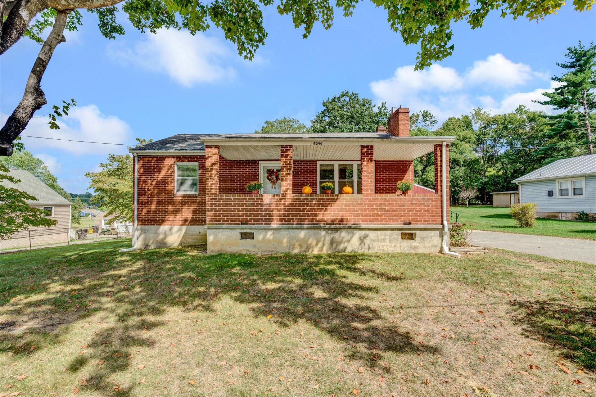 4546 Cowman Road Roanoke, VA 24014 - Photo 3 of 29 front view of a house with a yard