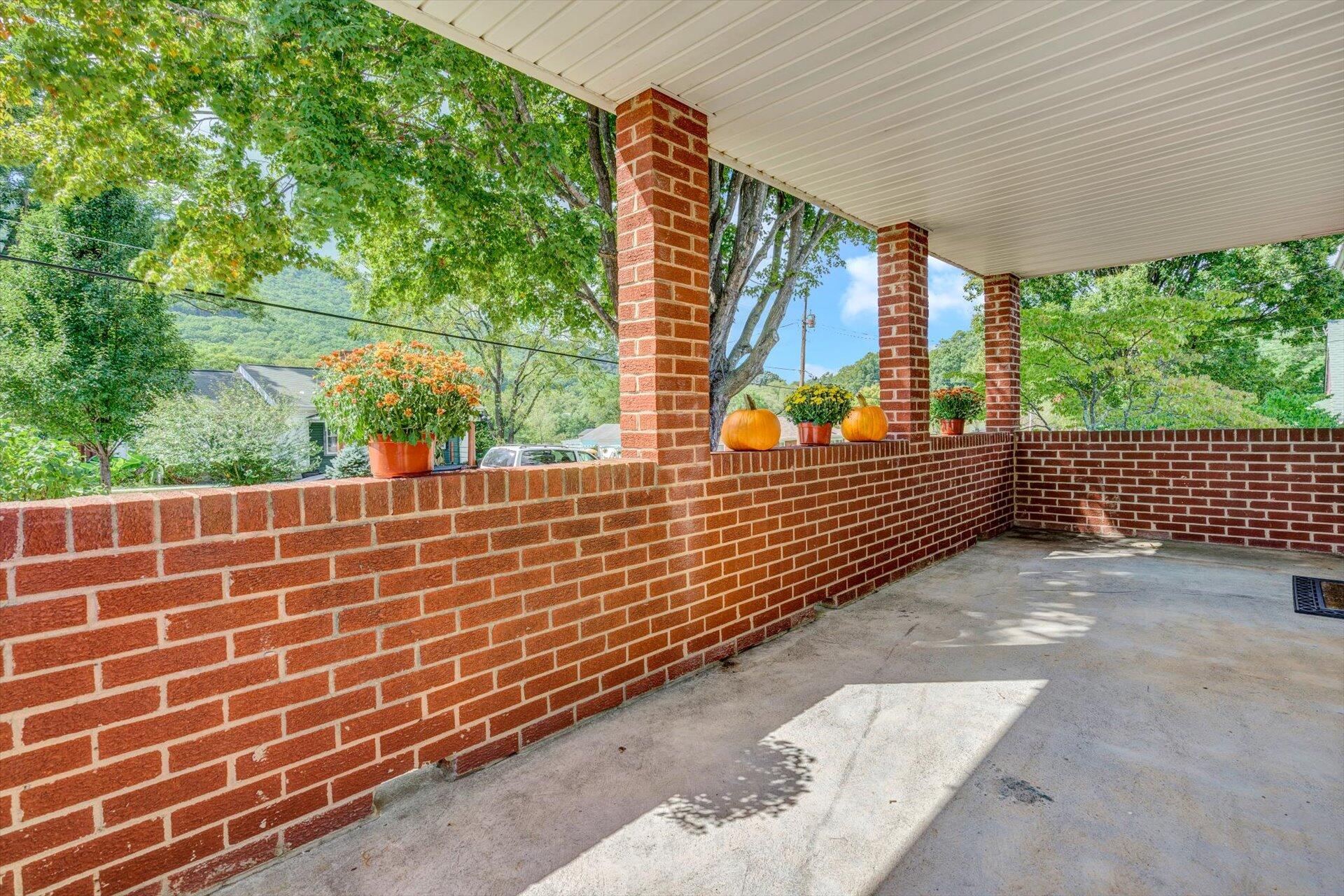 4546 Cowman Road Roanoke, VA 24014 - Photo 5 of 29 a view of a street with wooden fence