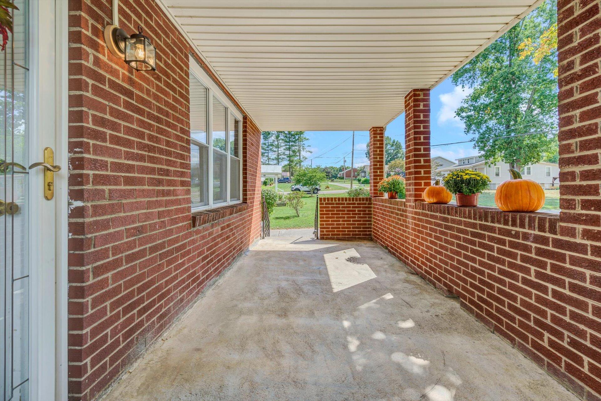4546 Cowman Road Roanoke, VA 24014 - Photo 6 of 29 a porch with seating space