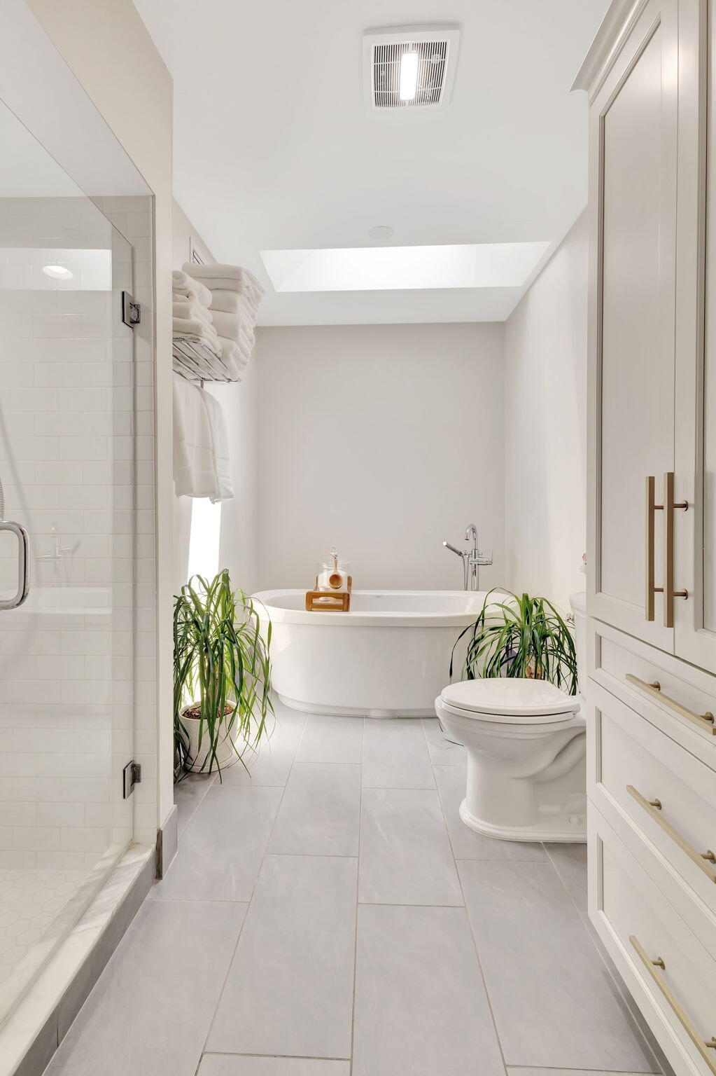 170 Celestial Way, Unit 83 Juno Beach, FL 33408 - Photo 35 of 70 a living room with a white couch and a potted plant