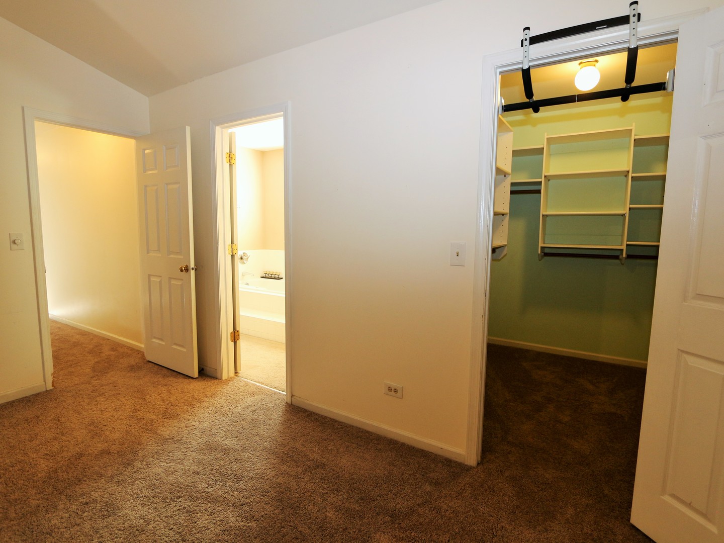 536 Glen Garry Road Cary, IL 60013 - Photo 10 of 21