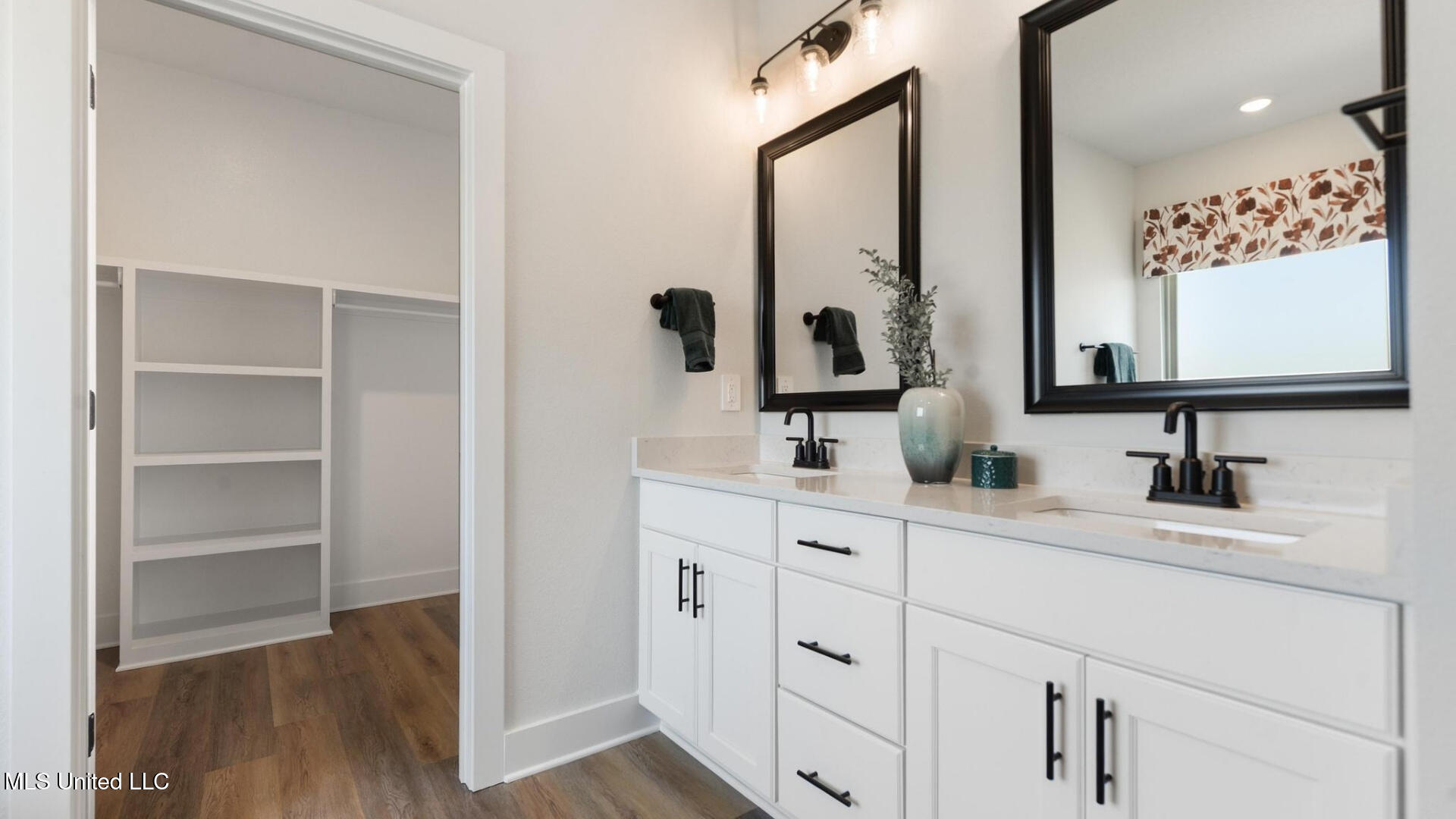 6621 Palm Pointe Drive Ocean Springs, MS 39564 - Photo 16 of 31 005 Primary Bath Vanity