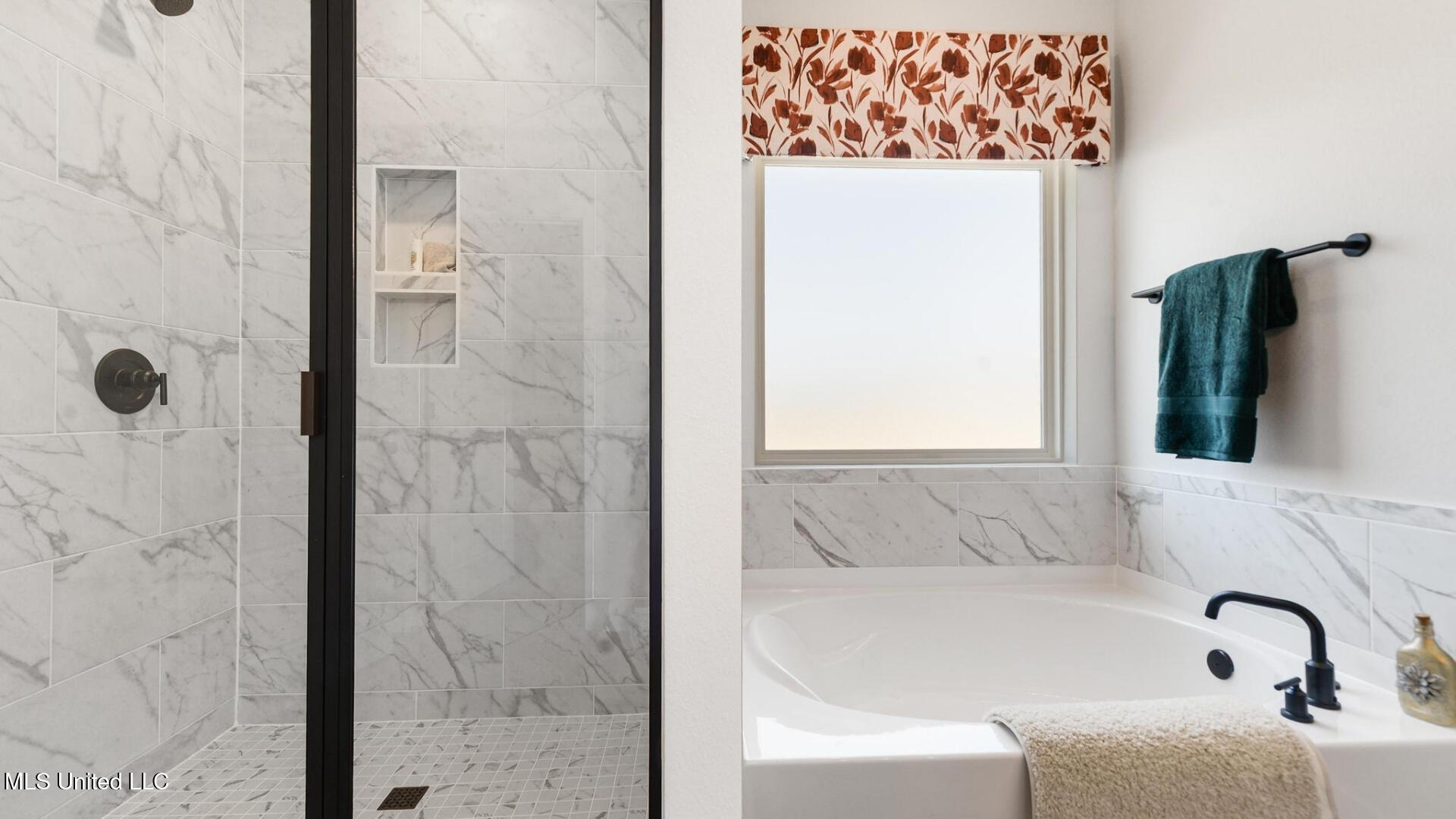 6621 Palm Pointe Drive Ocean Springs, MS 39564 - Photo 17 of 31 005 Primary Bath Shower and Tub