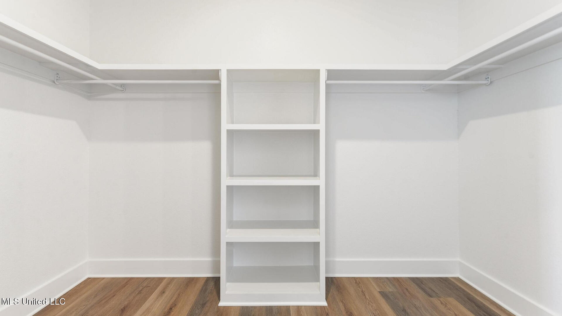 6621 Palm Pointe Drive Ocean Springs, MS 39564 - Photo 18 of 31 006 Primary Closet