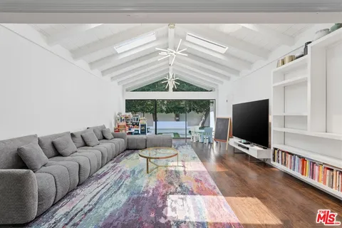 $2,398,000 | 16910 West Magnolia Boulevard, Encino, CA 91316
