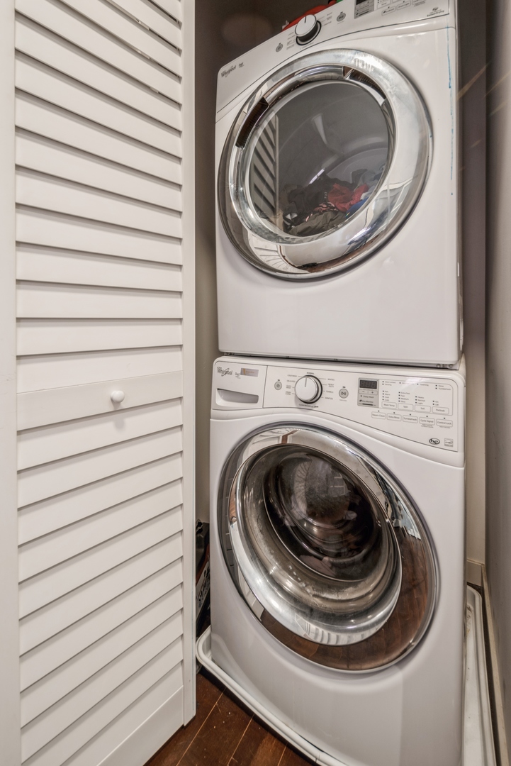 235 West Van Buren Street, Unit 4214 Chicago, IL 60607 - Photo 10 of 16 a utility room with dryer and washer