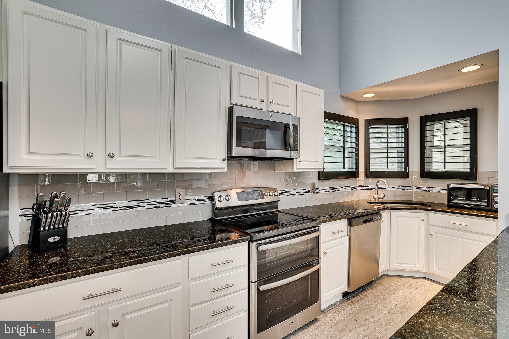 1657 Cedar Hollow Way Reston, VA 20194 - Photo 13 of 36 Stunning modern backsplash