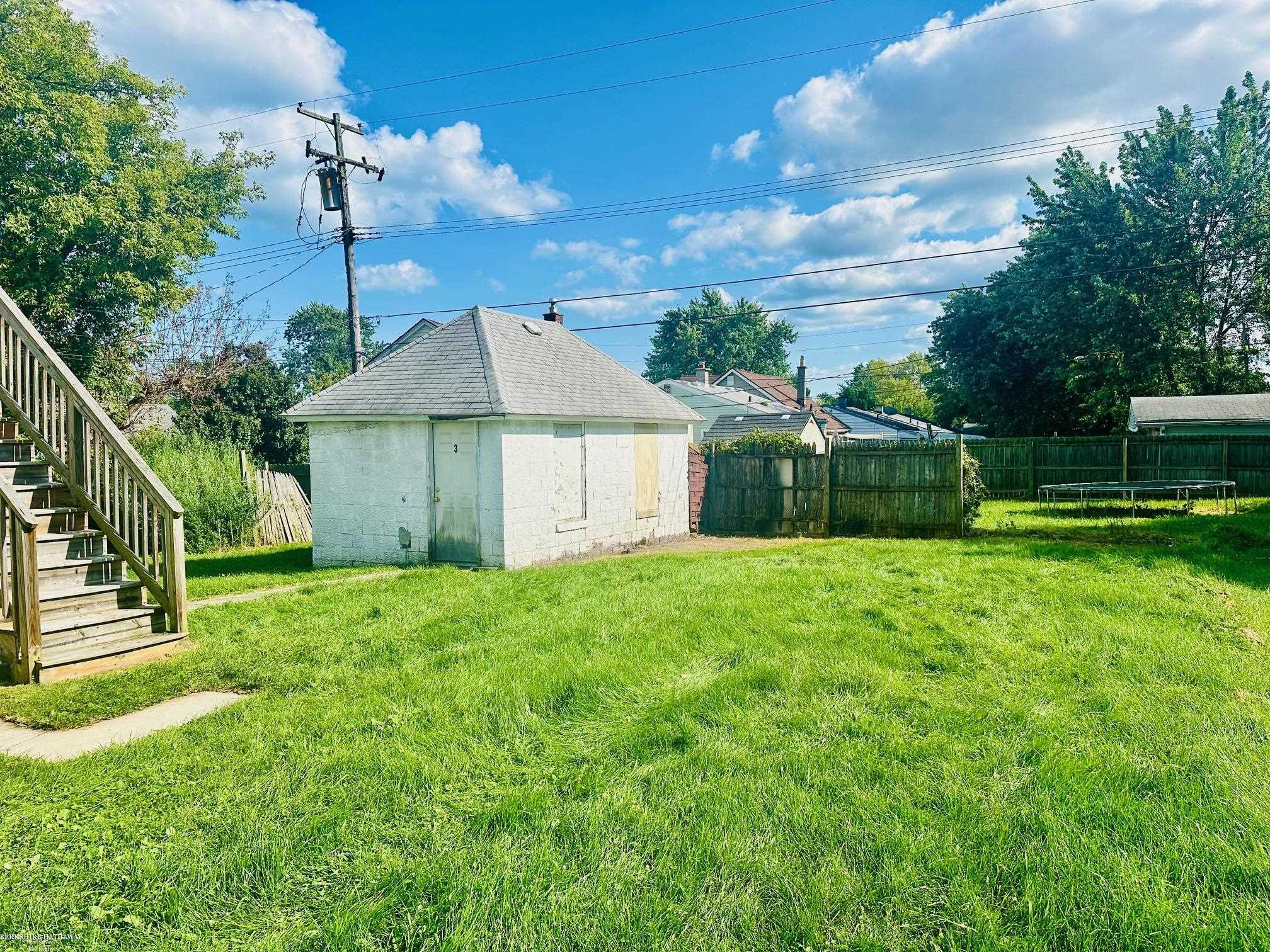 19336 Martin Road Roseville, MI 48066 - Photo 5 of 18 50152899-309e92d7-a291-4005-9210-23ce362a177e.JPG