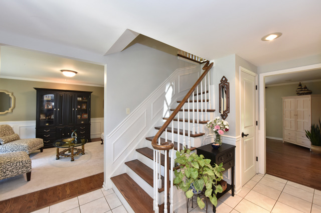 405 Beck Road Lindenhurst, IL 60046 - Photo 3 of 25