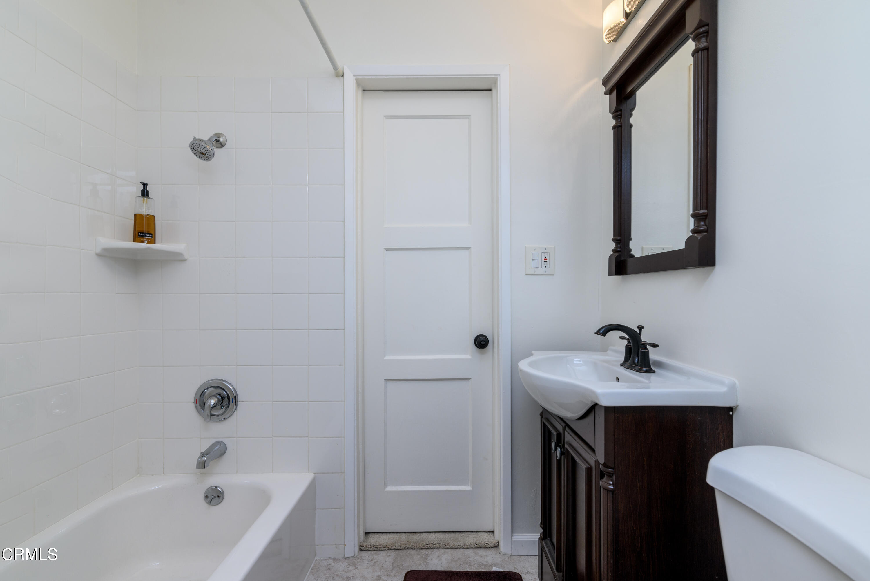 155 Cedar Drive Camarillo, CA 93010 - Photo 17 of 28 a bathroom with a sink a toilet and bathtub