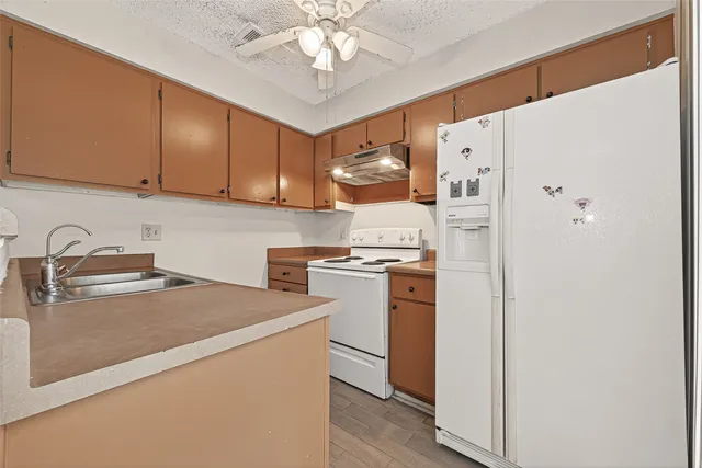 an empty room with cabinet and a ceiling fan