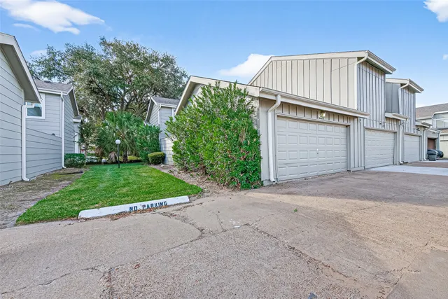 $1,600 | 13040 Greenway Chase Court, Unit 3040, Houston, TX 77072