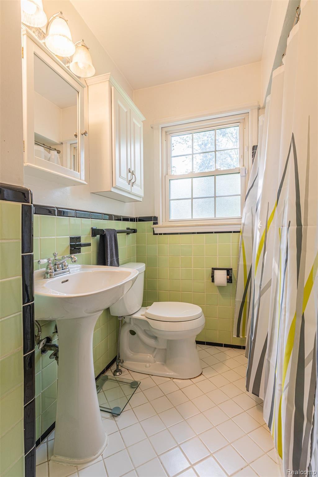 2023 Rosemont Road Berkley, MI 48072 - Photo 18 of 43 Vintage main floor bath