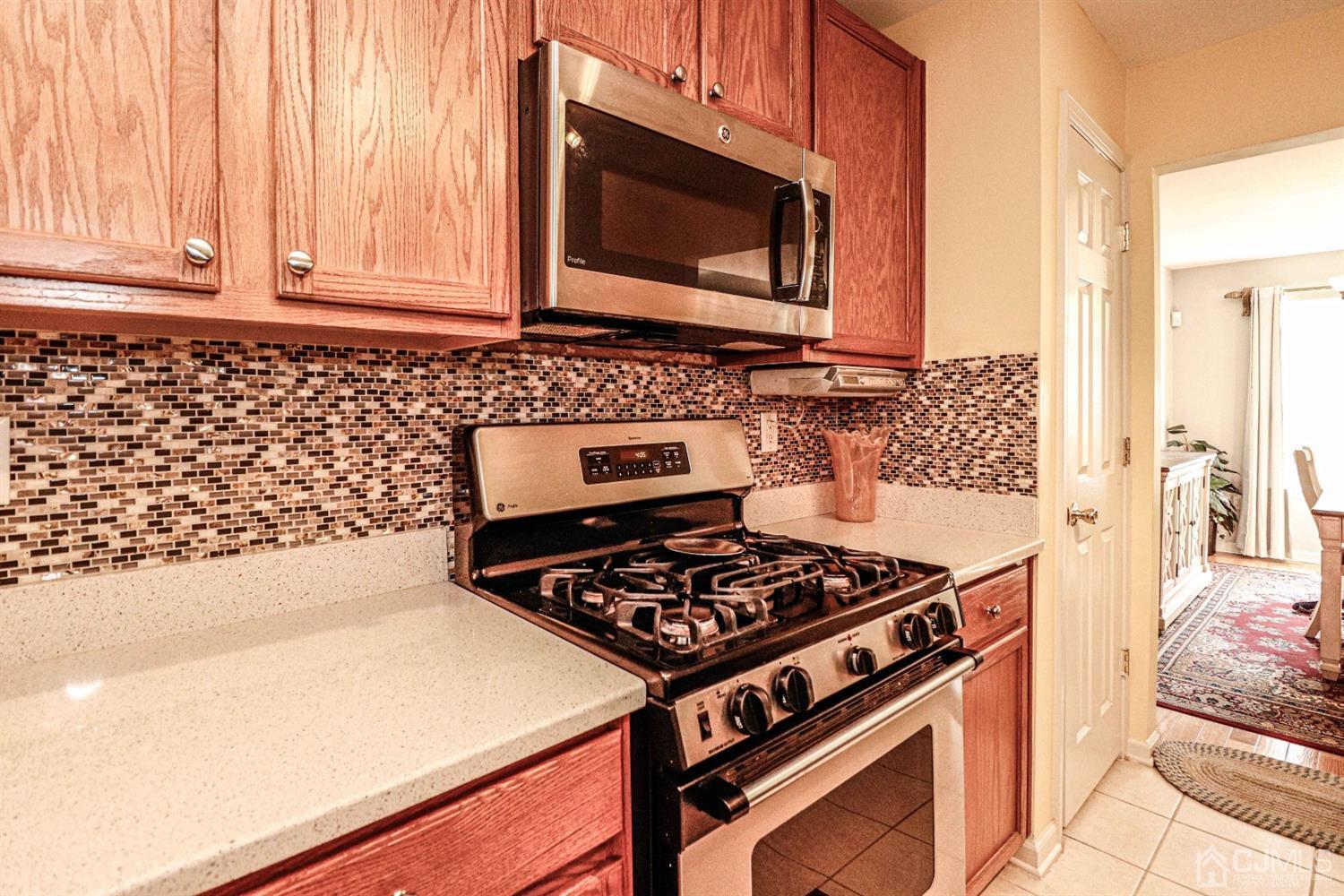 31 Harbor Bay Circle Old Bridge, NJ 08879 - Photo 5 of 36 a kitchen with a stove and a microwave