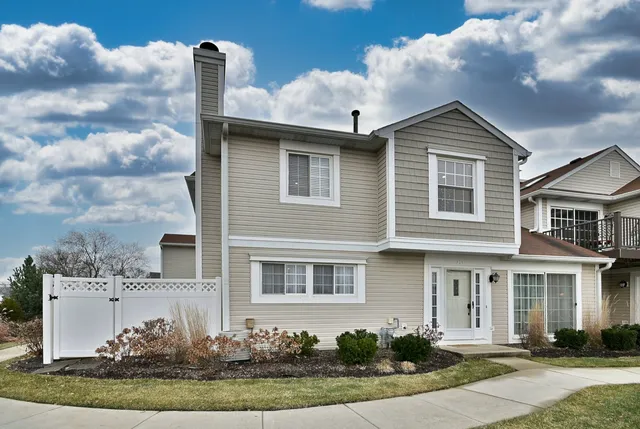 $399,900 | 693 Le Parc Circle, Buffalo Grove, IL 60089