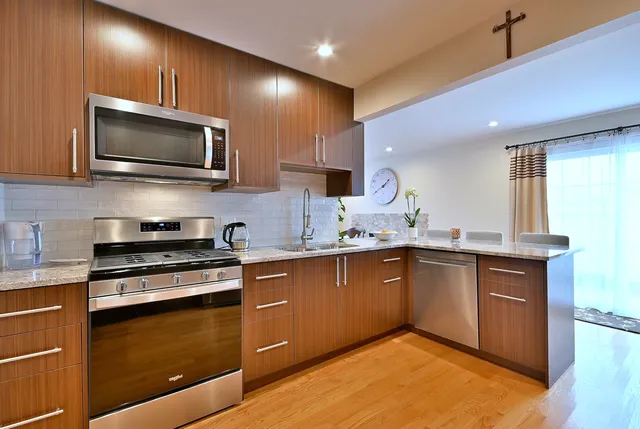 $399,900 | 693 Le Parc Circle, Buffalo Grove, IL 60089