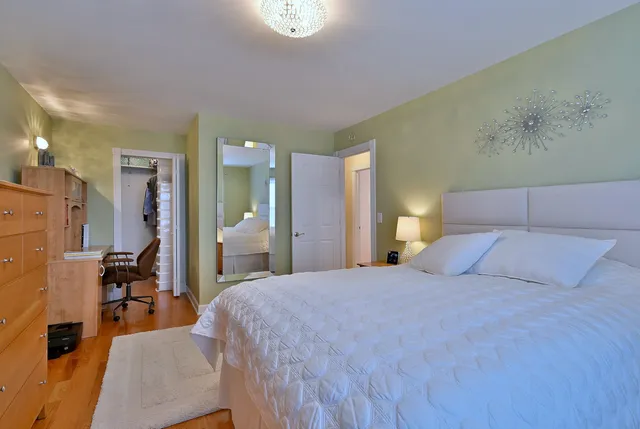 $399,900 | 693 Le Parc Circle, Buffalo Grove, IL 60089