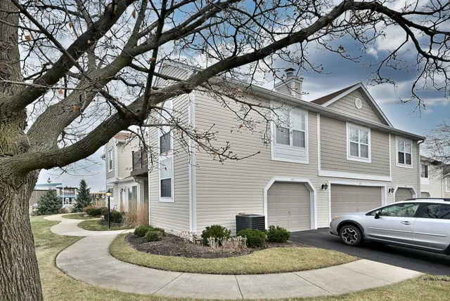$399,900 | 693 Le Parc Circle, Buffalo Grove, IL 60089