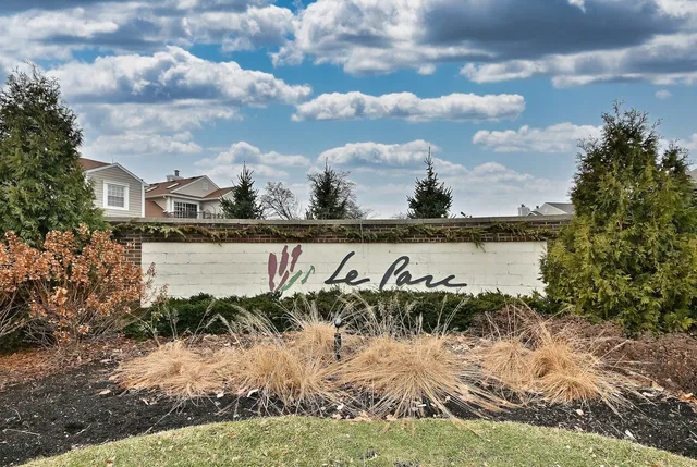$399,900 | 693 Le Parc Circle, Buffalo Grove, IL 60089