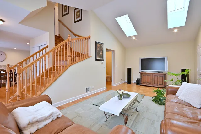 $399,900 | 693 Le Parc Circle, Buffalo Grove, IL 60089