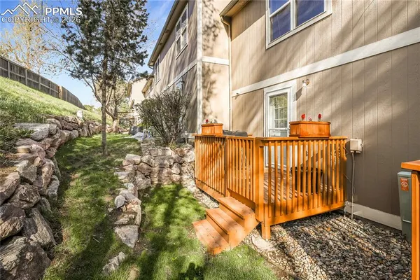 a view of entryway with a yard