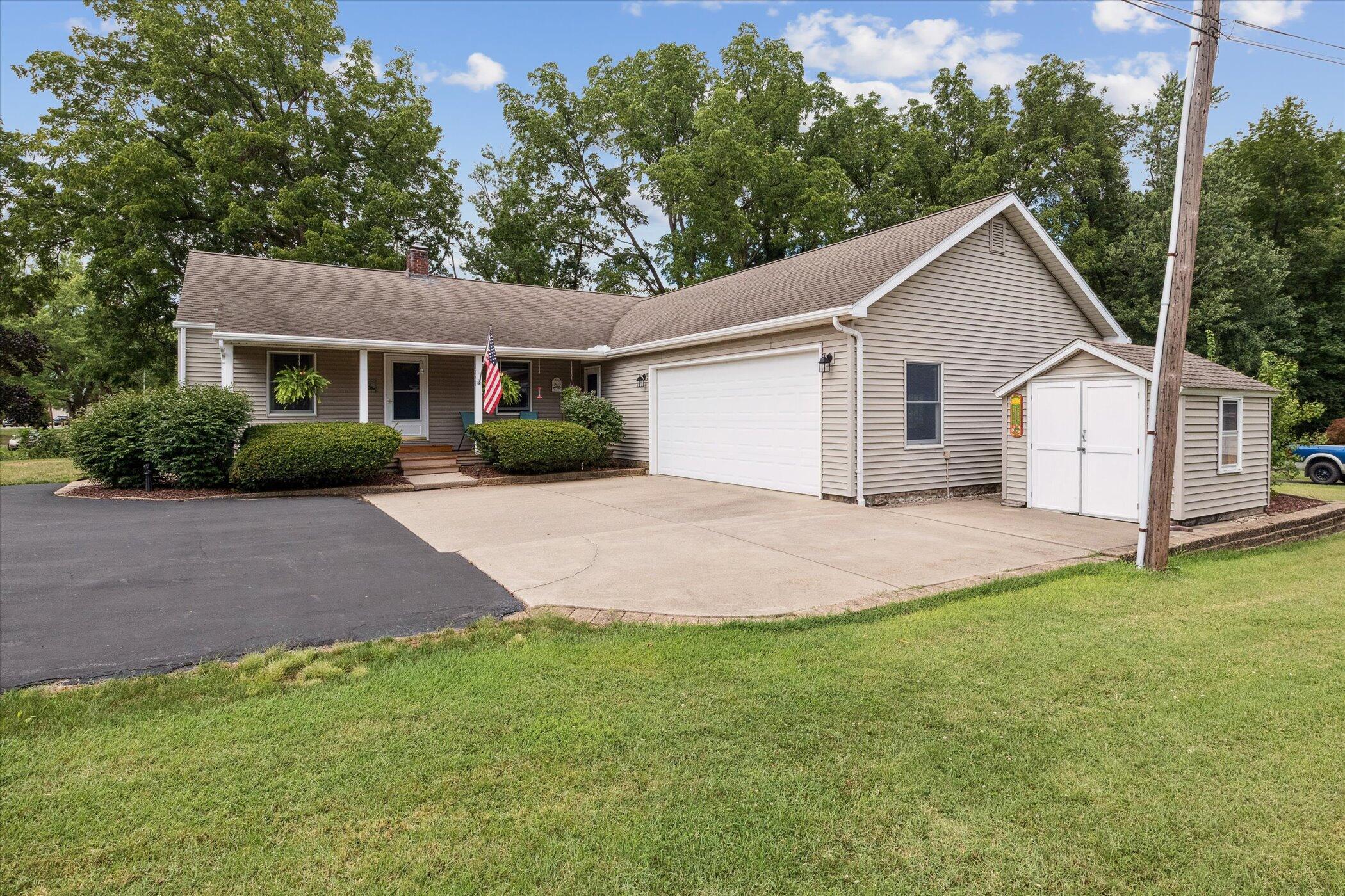 3423 Niles Road St. Joseph, MI 49085 - Photo 2 of 39 Large Attached Garage