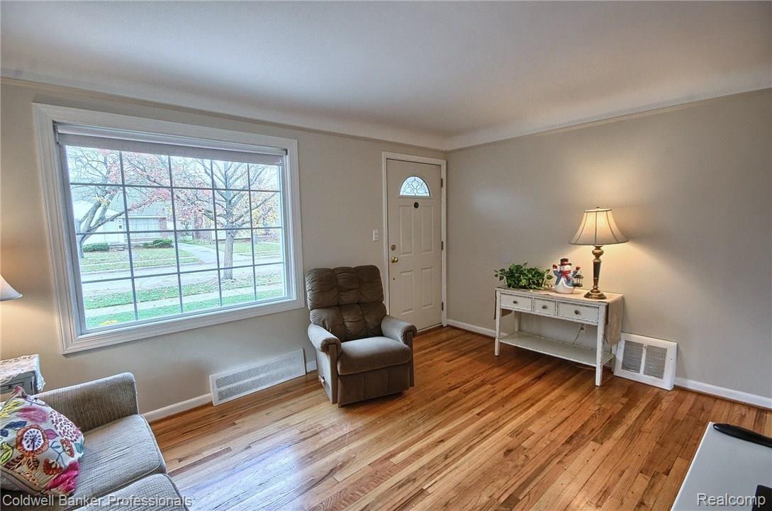9691 Ruth Avenue Allen Park, MI 48101 - Photo 5 of 25 Great Room 2nd View.jpg